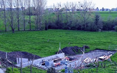 Début du chantier d’une habitation contemporaine zéro énergie.